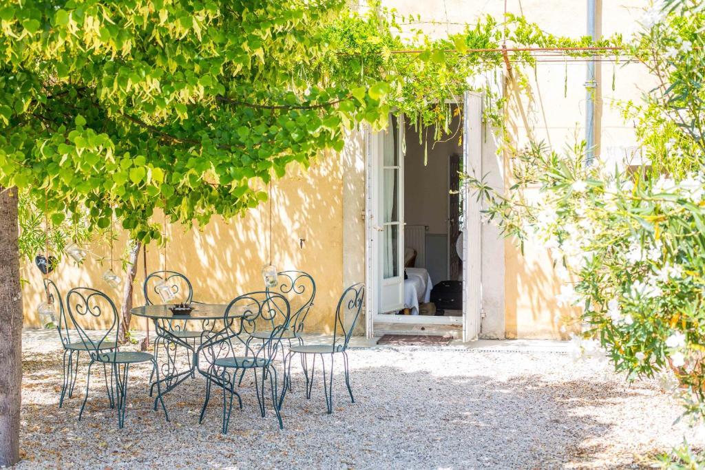 Domaine De Blanche Fleur Hotel Châteauneuf-de-Gadagne Exterior foto